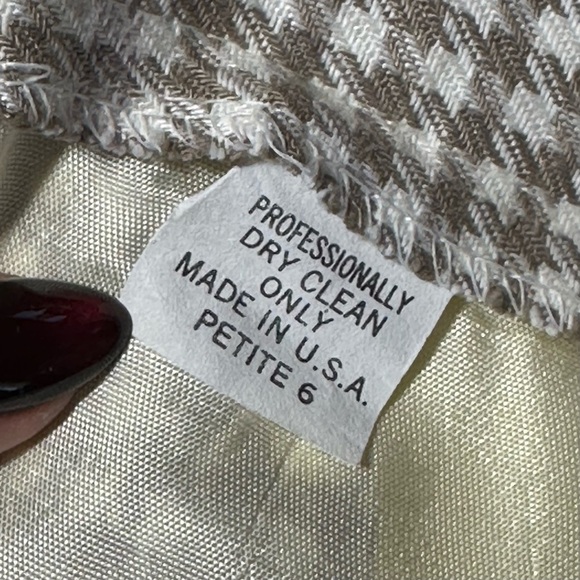 Michelle Stuart Petite Tan & White Plaid Jacket & Skirt Suit Set Size 6 - Picture 9 of 9